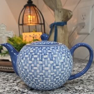 Blue and White Woven Pattern Teapot
